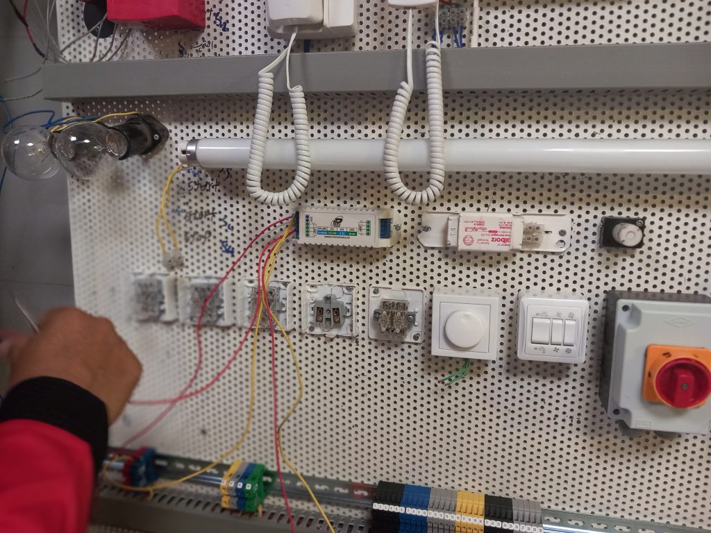 برق صنعتی چیست و چه تفاوتی با برق ساختمانی دارد؟