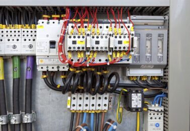چرا خرید از تامین‌کننده تخصصی برق صنعتی مهم است؟