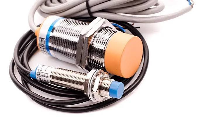 تفاوت سنسور القایی و خازنی در اتوماسیون صنعتی